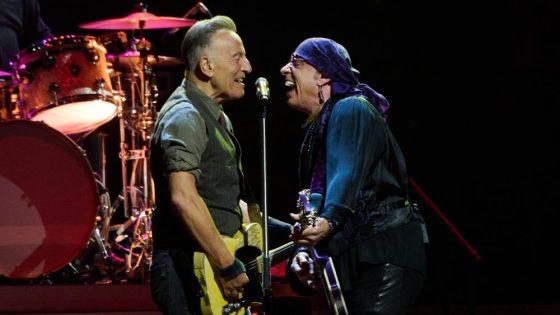 Bruce Springsteen’s Opening Forum Concert Resets the Bar for Bossiness – MASHAHER