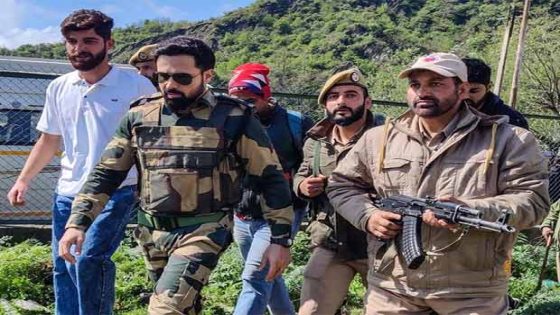 Emraan Hashmi dons Army uniform for Ground Zero; gets mobbed by fans during the shoot at Baramulla in Kashmir, see videos : Bollywood News – MASHAHER