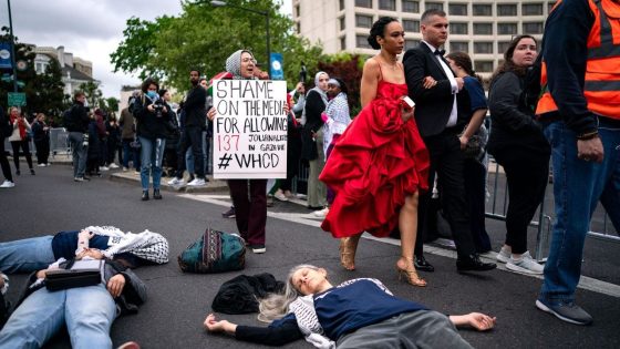 Anti-Israel agitators flood DC streets, take aim at White House Correspondent’s Dinner: ‘Shame on you!’ – MASHAHER