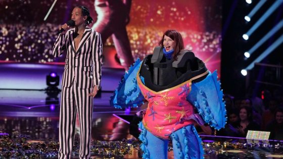 ‘It Literally Took Eight Guys To Pick Me Up’: The Masked Singer’s Kate Flannery Reflects On Falling While In The Starfish Costume And How Hard It Was To Move In – MASHAHER