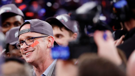 UConn’s Dan Hurley recalls growing up surrounded by basketball royalty: ‘It was tough’ – MASHAHER