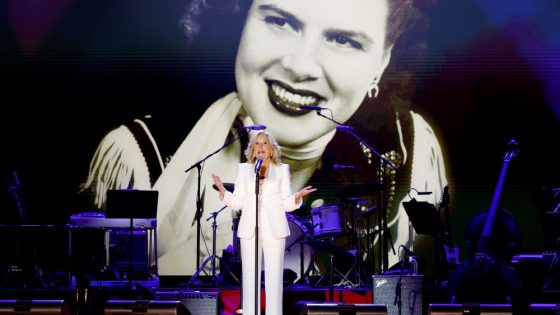 Patsy Cline Tribute at Ryman Draws Jill Biden, Wynonna, Pet Benatar – MASHAHER