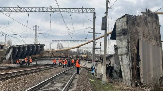 One dead and five injured after bridge collapses on railway tracks leaving thousands without gas – MASHAHER