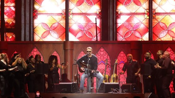 Eric Church Polarizes Country Fans With Unusual Stagecoach Set – MASHAHER