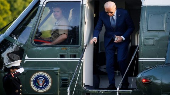 Joe Biden ‘uses team of walkers to hide shuffling gait’ to Marine One – MASHAHER