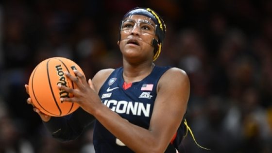 SEE IT: UConn called for controversial offensive foul on last possession of Final Four matchup with Iowa – MASHAHER