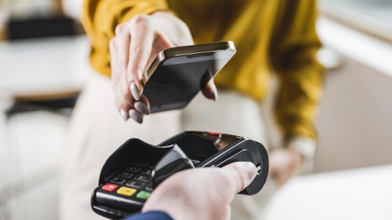 Here’s why you might spend more with mobile payment services like Apple Pay – MASHAHER