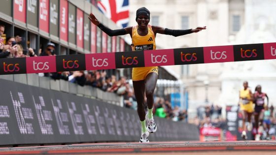 London Marathon runners break 44 records – as host of famous faces complete course | UK News – MASHAHER