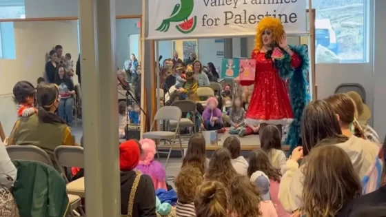 Outrage as drag queen leads schoolkids in ‘Free Palestine’ chant during story time event – MASHAHER