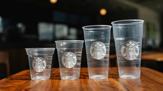 Starbucks is introducing a cold drink cup made with less plastic – MASHAHER