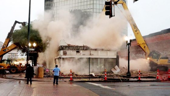 Goodby to a piece of Shreveport history as Dripp Donuts building is torn down. – MASHAHER