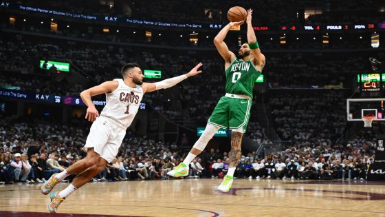 NBA playoffs: Jayson Tatum, Celtics hold off late Cavaliers rally to take Game 3 – MASHAHER