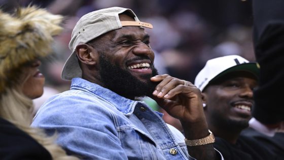 LeBron James greeted with rousing ovation from Cavaliers fans while sitting courtside for Celtics game – MASHAHER