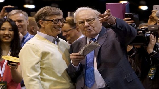 Buffett takes stage at Berkshire meeting, pays tribute to Munger, cuts Apple stake – MASHAHER