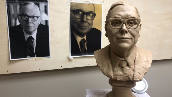 Bronze bust of the late Charlie Munger wowed crowd in Omaha at Berkshire meeting – MASHAHER