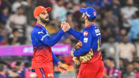 IPL 2024, Eliminator: Royal Challengers Bengaluru players give Dinesh Karthik guard of honour in possible farewell – MASHAHER