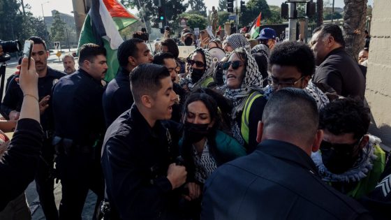 Skirmish Breaks Out During Pomona College’s Graduation in LA – MASHAHER