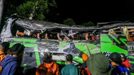 Bus Crash in Indonesia Kills 11, Including Students, After Graduation Celebration – MASHAHER