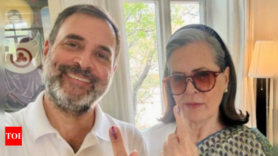 Lok Sabha polls: Congress leaders Rahul and Sonia Gandhi show inked fingers in voting selfie | India News – MASHAHER