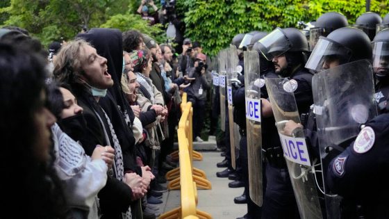 Protesters at University of Chicago Take Over Institute of Politics Building – MASHAHER