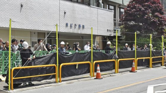 Japanese town overrun with tourists puts up view-blocking barrier near Mount Fuji – MASHAHER