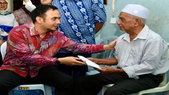 Anwar presents donation to family of pioneer reformasi activist, Pak Amjal – MASHAHER