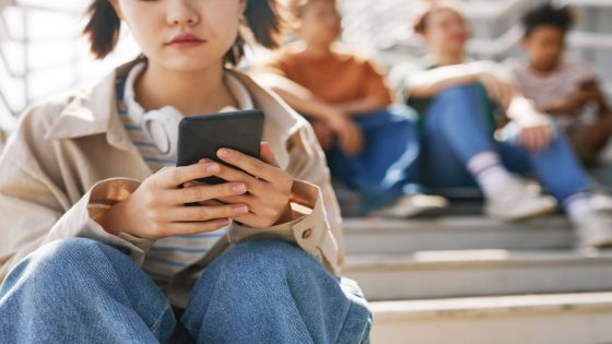 Here’s how long teenage girls spend on their smartphones each day – MASHAHER