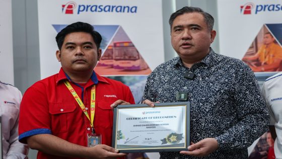 Monorail operator gets award from Transport Minister for actions during KL tree collapse – MASHAHER