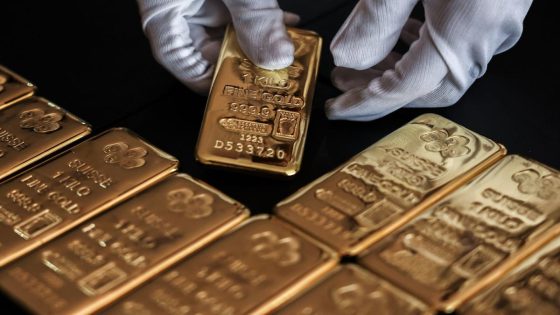 Gold Edges Higher as Investors Mull Mixed US Economic Signals – MASHAHER