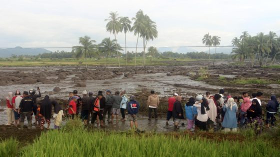 Flash floods and cold lava flow hit Indonesia’s Sumatra island, killing at least 15 people – MASHAHER