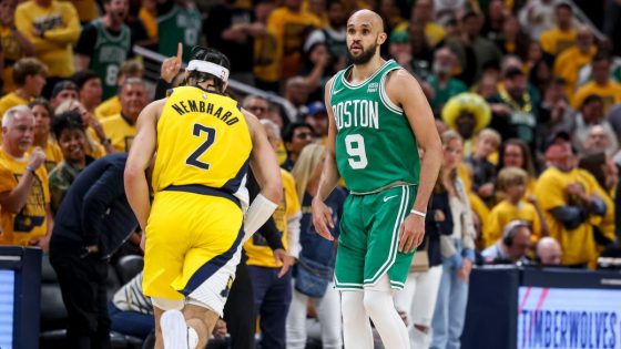 Derrick White and his father react to huge ECF-clinching 3-pointer – MASHAHER