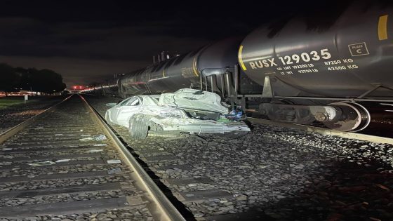 Freight train crushes car in Puyallup, police say, blocking rail crossings for hours – MASHAHER