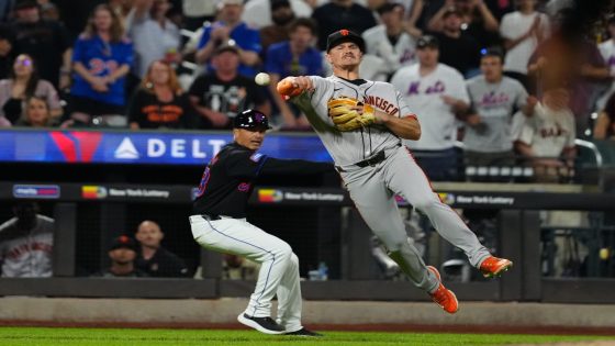 Giants’ Chapman hilariously reveals where his Gold Gloves are – MASHAHER