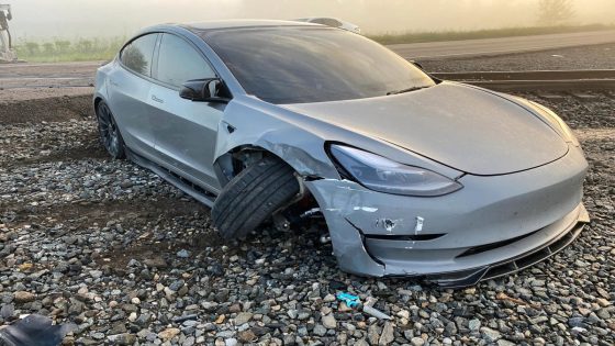 A Tesla owner says his car’s ‘self-driving’ technology failed to detect a moving train ahead of a crash caught on camera – MASHAHER