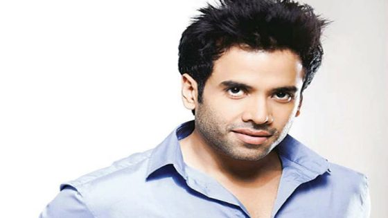 Tusshar Kapoor beats Mumbai traffic, ditches car for local train : Bollywood News – MASHAHER