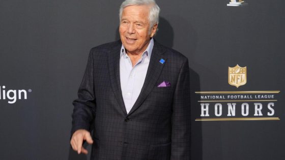 Tom Brady appeared genuinely upset when Jeff Ross roasted Robert Kraft – MASHAHER