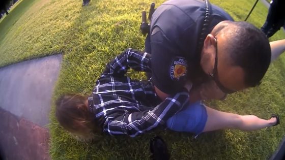 Video shows cops holding a mom down in bed of fire ants as they attacked her face and she pleaded for help – MASHAHER