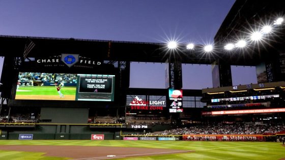 Swarm of bees delays start of Dodgers-Diamondbacks game – MASHAHER