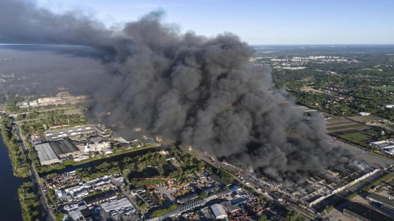 A fire burns down a shopping complex housing 1,400 outlets in Poland’s capital – MASHAHER