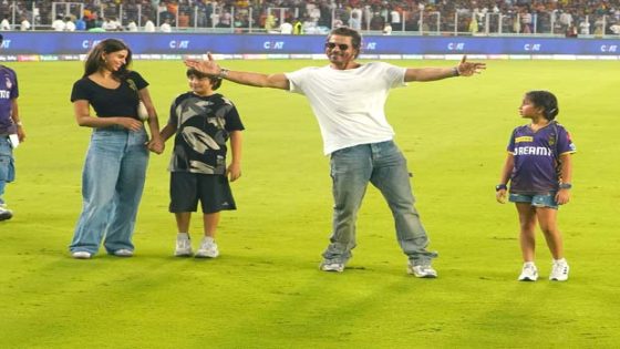 Shah Rukh Khan celebrates KKR’s victory with family at Ahmedabad stadium, delights fans with iconic pose : Bollywood News – MASHAHER