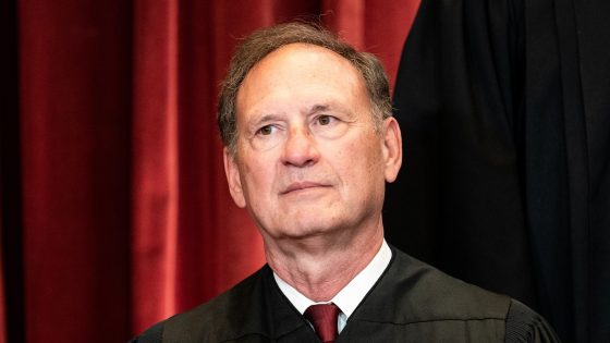 Photo of upside-down flag at Supreme Court Justice Samuel Alito’s house raises concerns: Report – MASHAHER