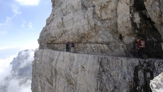 “This is frightening” – via ferrata climbers left clinging to cliffside for over an hour due to overcrowding – MASHAHER