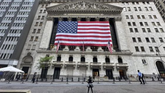 Wall St slips as investors juggle growth data – MASHAHER