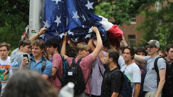 UNC fraternity brothers defend reinstated American flag from campus mob who replaced with Palestinian flag – MASHAHER