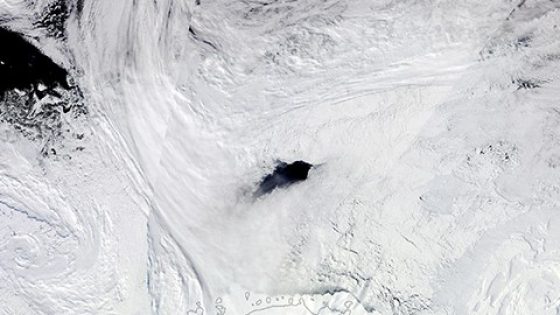 Antarctic ice hole the size of Switzerland keeps cracking open. Now scientists finally know why. – MASHAHER