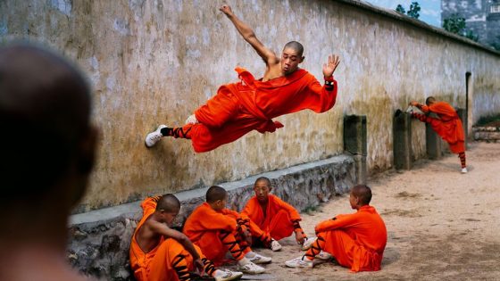 China’s Shaolin monks are known for their incredible acrobatics. This photographer captured them in action – MASHAHER