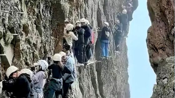 Chinese climbers stuck on cliff for more than an hour due to overcrowding – MASHAHER