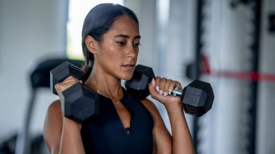 You only need two dumbbells and these four exercises to shed fat and gain muscle – MASHAHER