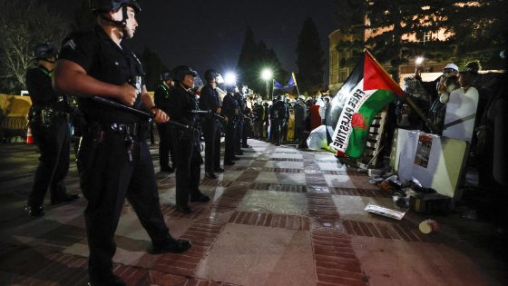 Tense scene at UCLA after police order protesters to leave – MASHAHER