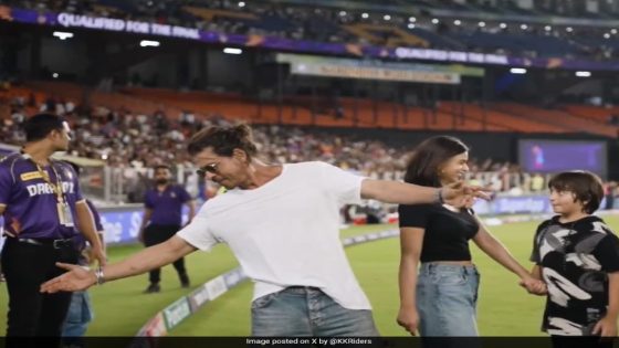 Watch: Suhana, AbRam’s Epic Reaction To Shah Rukh Khan’s Iconic Pose On Reaching Final – MASHAHER